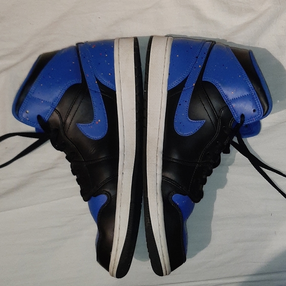 Looking to trade jordan 1 mid royal paint splatter - Picture 6 of 7